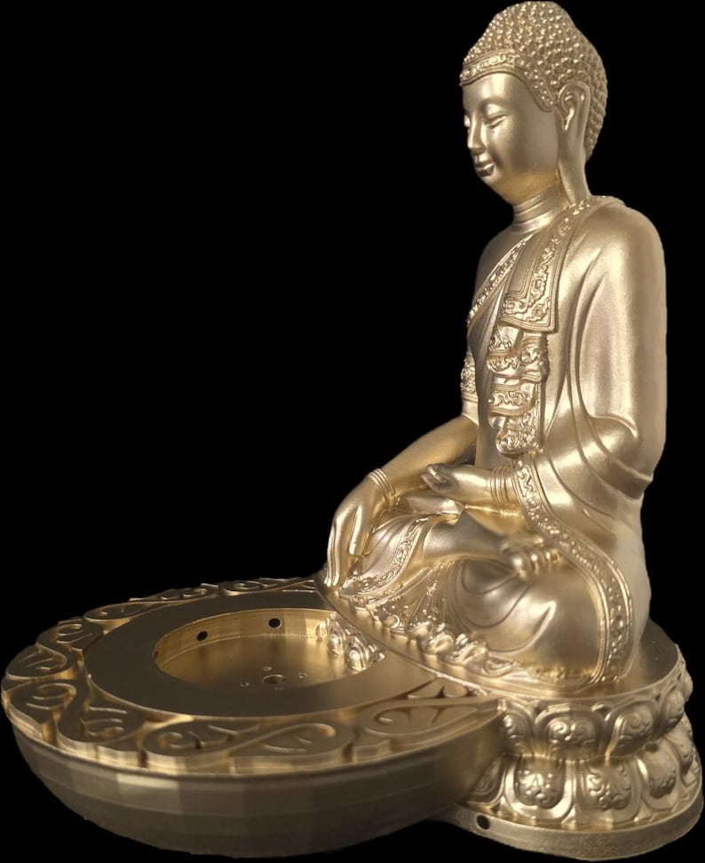 K&ouml;nnte beinhalten: Eine goldene Buddha-Statue in sitzender Meditationshaltung. Die Statue weist detaillierte Roben und Haare auf, mit einem ruhigen Ausdruck. Der Sockel ist ein dekoratives, kreisf&ouml;rmiges Design. Der Hintergrund ist schwarz.