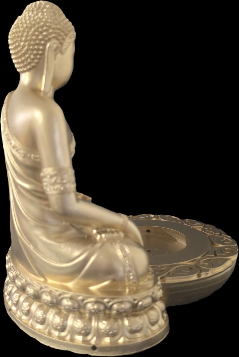 K&ouml;nnte beinhalten: Eine goldene Buddha-Statue in einer sitzenden Meditationshaltung. Die Statue weist aufwendige Details auf, darunter ein detaillierter Kopf und ein verzierter Sockel. Der Hintergrund ist schwarz und hebt die Form der Statue hervor.