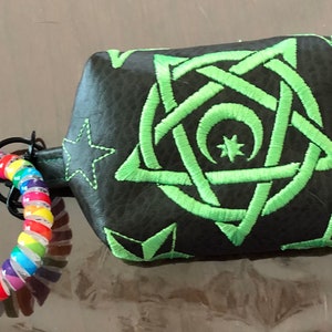 Triquetra Pentagrama Witchy Fluorescente Verde Faux Couro Chaveiro Pulseira