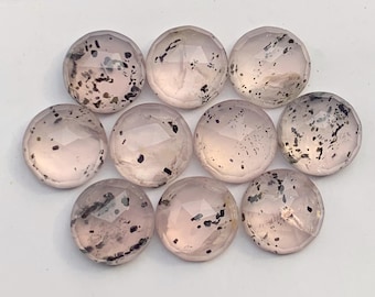 Rund ädelsten med svart prickig rosenkvarts i rosenslipning: (35,00 karat 10 MM)