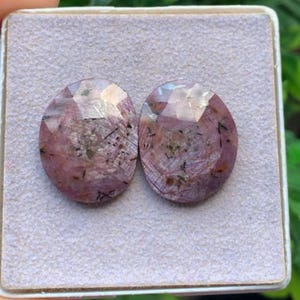 Paar Edelsteine ​​im Rosenschliff: Rubin, glänzender Saphir in Freiform, 30,30 Karat, Größe 16 x 21 mm