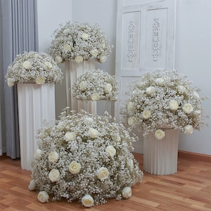 Centrotavola per matrimonio con fiori bianchi, centrotavola per matrimonio con palla di fiori di rosa, centrotavola di fiori artificiali