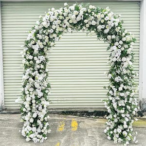 Arco di fiori di rose bianche, ghirlanda di fiori da matrimonio, runner da tavolo, fila di fiori, disposizione di nozze, arco, angolo di nozze, swag, fiori per eventi, arco di rose