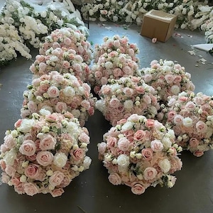 Arrangement de mariage boule de fleurs roses roses Pièce maîtresse de table Boule de fleurs artificielles de table Boule de fleurs de l'allée du mariage Boule de fleurs sur mesure