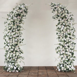 Hochzeitsbogen-Seidenblumen, weiße Rosenblumen-Reihenarrangement, Laubenblumen, Hochzeitshintergrund, Hochzeitssäulenblume, Hochzeitsblumengesteck