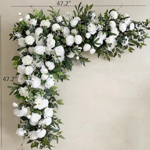Arco di fiori nel verde, angolo di matrimonio, composizioni floreali di nozze, angolo di matrimonio, sfondo per matrimonio all'aperto