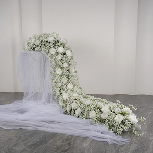 Ghirlanda di fiori di gypsophila con rose bianche, centrotavola floreale, centrotavola floreale, composizioni floreali per matrimoni, decorazioni per feste di nozze