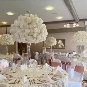 Centrotavola per matrimonio con palla di fiori bianchi Centrotavola con fiori di seta con palla di fiori Decorazione floreale per matrimonio bianco Disposizione per matrimonio