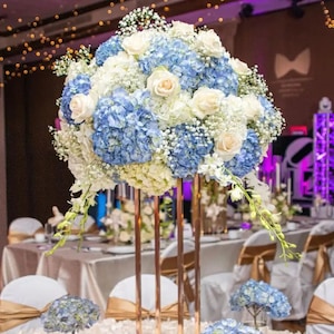 Centrotavola di nozze con ortensie blu e bianche, rose, sfere di fiori artificiali, decorazioni per ricevimenti