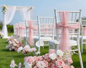 Composizione floreale bianca con sfondo rosa, fiore da pavimento, centrotavola per la navata nuziale.