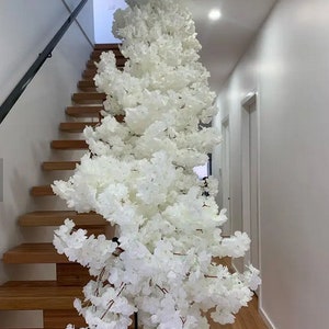 Ghirlanda di fiori di ciliegio bianco, runner da tavolo per matrimonio, runner floreale, composizione floreale per scale con runner floreale, centrotavola per matrimonio