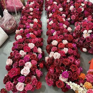 Centrotavola per matrimonio con rose rosse e rosa, centrotavola da tavolo, runner floreale, arco floreale per matrimonio, runner da tavolo per decorazioni per feste di matrimonio