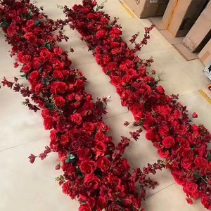 Runner di fiori di rosa rossa, runner di fiori di seta artificiale, runner di ghirlande di fiori, centrotavola, composizioni floreali per matrimoni, fiori personalizzati