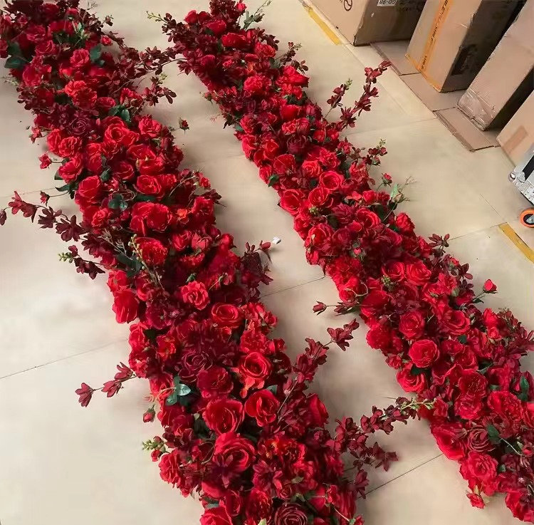 Centrotavola Lungo In Tailandia, Motivo Rose E Fiori Neri, 200x30 Cm. Realizzato A Mano In Misto Seta E Cotone Per Cucina E Soggiorno.