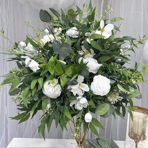 Centrotavola di fiori bianchi di eucalipto per matrimonio, centrotavola floreale per matrimonio, festa nuziale, decorazione