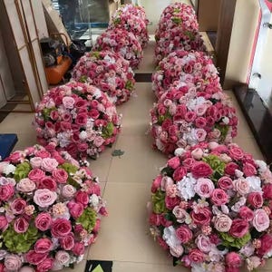 Centrotavola di nozze con palla di fiori di rosa rosa caldo, centrotavola di fiori artificiali, centrotavola di nozze, decorazione da tavolo