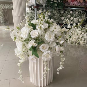 Centrotavola per matrimonio con palla di fiori bianchi, centrotavola con palla di fiori artificiali, centrotavola con palla di fiori per matrimonio, centrotavola per addio al nubilato