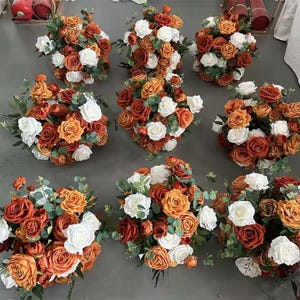 Palla di fiori arancioni con rosa bianca, composizione nuziale, centrotavola, palla di fiori artificiali, centrotavola autunnale