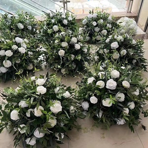 Centrotavola di fiori con foglie di eucalipto, disposizione di fiori, centrotavola di fiori di rosa artificiale, fiore da tavolo, fiore da matrimonio