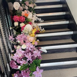 Treppenblumengirlande, Tischblumenläufer, Treppenblumen, Hochzeitsbogenblume, Tischdekoration, Hochzeitsfeier, Partytreppendekor