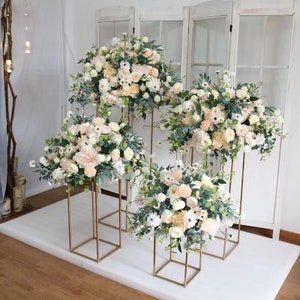 Centrotavola di fiori avorio champagne con foglie di eucalipto, composizione floreale per matrimonio, fiore da tavolo per festa di matrimonio, decorazione da tavolo con fiori a forma di palla