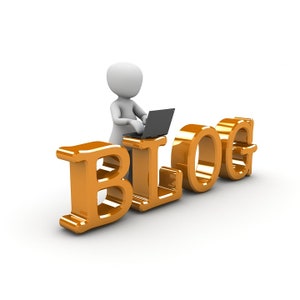 Könnte beinhalten: Eine 3D-Darstellung des Wortes "BLOG" in Orange mit einer weißen Figur, die auf dem Wort sitzt und einen Laptop benutzt.
