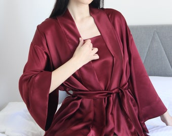 Kimono de seda burdeos, ropa de estar por casa para novias hecha a mano
