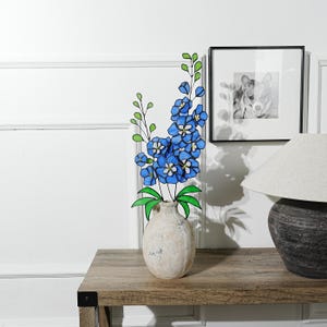 Delphiniums-Buntglas-Set, 2 Blumendekors, blaues Delphiniumsdekor, Blumengeschenk für Mama, Einweihungsgeschenk, Gartenblumengeschenk, Wohnkultur