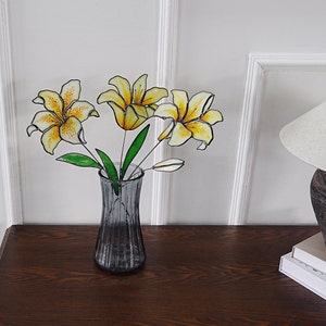 Flores de lirio amarillo 1 Juego de 3 decoración del hogar de vidrieras. Idea de regalo del día de la madre, decoración de lirio, regalo para mamá, flor sintética en jarrón, arte de lirio imagen 3