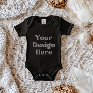 Mockup di body nero per neonati di Natale, mockup di body nero Rabbit Skins 4424, mockup di tutina Gerber® a maniche corte nera, mockup di baby di Natale