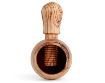 Cascanueces de madera de olivo hecho a mano - OWK 017