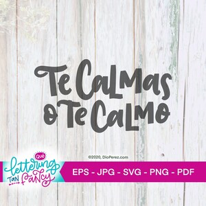 以下が含まれることがあります： 「Te Calmas & Te Calmo」と大胆な手書きのフォントで書かれたスペイン語のデザインのデジタルダウンロード。デザインは白い木製の背景です。「lettering Tan Fancy」というテキストは画像の左下隅にあります。「©2020, DioPerez.com」というテキストは画像の右下隅にあります。「EPS - JPG - SVG - PNG - PDF」というテキストは画像の下中央にあります。