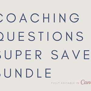 Könnte beinhalten: Eine Grafikdesign-Vorlage für ein Coaching-Fragen-Super-Sparpaket. Der Text ist in dunkelblau gehalten und lautet "Coaching Questions Super Saver Bundle". Der Text "Fully Editable in Canva" ist in hellrosa gehalten.