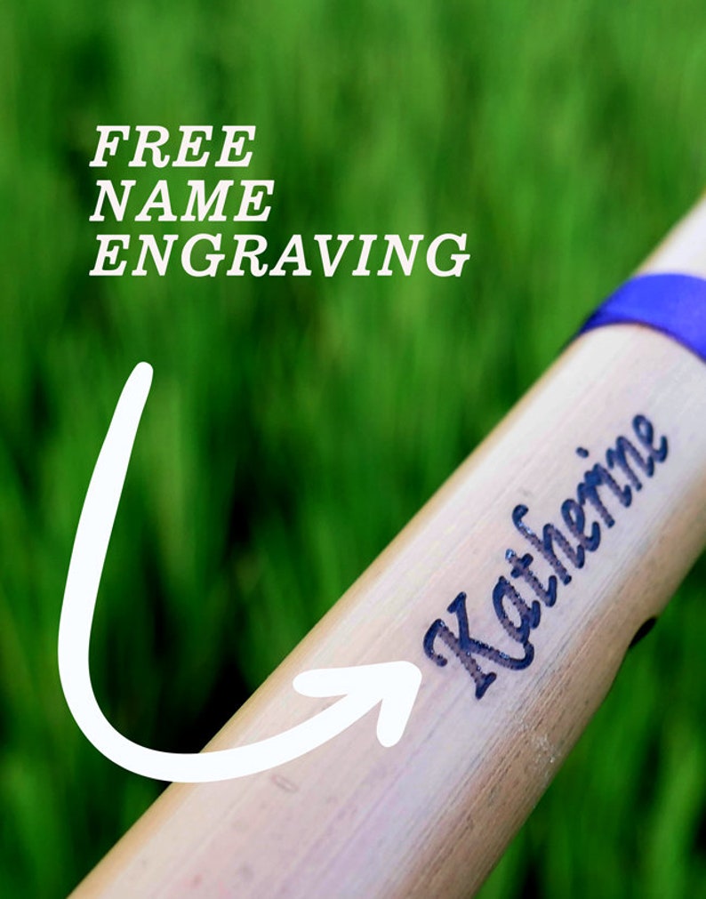 K&ouml;nnte beinhalten: Nahaufnahme einer Bambusfl&ouml;te mit dem eingravierten Namen "Katherine". Der Text "FREE NAME ENGRAVING" ist im Hintergrund sichtbar.