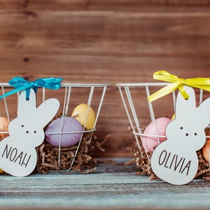 Osteranhänger für Kinder, benutzerdefinierter Osterkorb, personalisierter Osterkorbanhänger, Hasenanhänger, Karottennamensschild, Hase guckt, Osteranhänger aus Holz, Ei