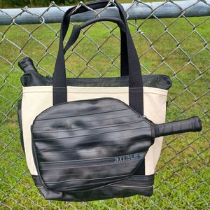 Bolsa de Pickleball, cámara de bicicleta reciclada, lona de algodón resistente, cierre de cremallera en la parte superior, múltiples bolsillos de malla, regalo para mujer o hombre, fabricada en Maine, EE. UU.