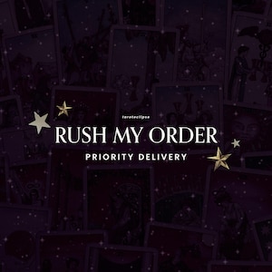 Könnte beinhalten: Dunkelvioletter Hintergrund mit Tarotkarten und goldenen Sternen. Der weiße Text "RUSH MY ORDER" wird mit "PRIORITY DELIVERY" darunter angezeigt. Das Bild stammt von taroteclipse.