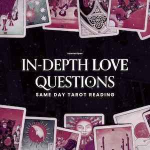 Peut inclure: Image promotionnelle pour des lectures de tarot. Plusieurs cartes de tarot illustrées sont disposées sur un fond sombre. Le texte "IN-DEPTH LOVE QUESTIONS" et "SAME DAY TAROT READING" est affiché en blanc. Les cartes ont des couleurs variées.