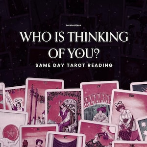 Könnte beinhalten: Werbebild für Tarot-Lesungen. Der Text "WHO IS THINKING OF YOU?" und "SAME DAY TAROT READING" sind in Weiß dargestellt. Das Bild zeigt eine Sammlung von Tarotkarten in Rot- und Rosatönen vor einem dunkelvioletten Hintergrund.