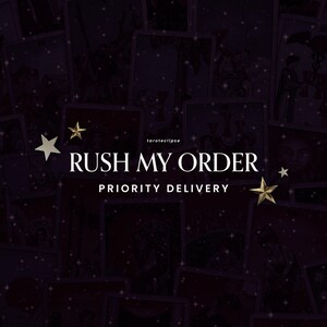 Pode incluir: Fundo roxo escuro com cartas de tarô e estrelas douradas. O texto branco diz "RUSH MY ORDER" e "PRIORITY DELIVERY". O nome da loja "tarotecclipse" está no canto superior direito.