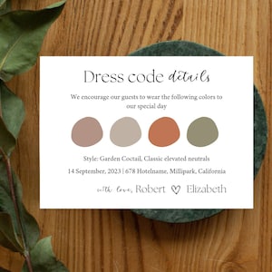 Puede incluir: Una tarjeta blanca con el texto "Dress code details" y muestras de color en tonos marrón, beige y naranja. La tarjeta incluye detalles del evento: "Garden Coctail, Classic elevated neutrals" y la fecha. La tarjeta está sobre una superficie de madera.