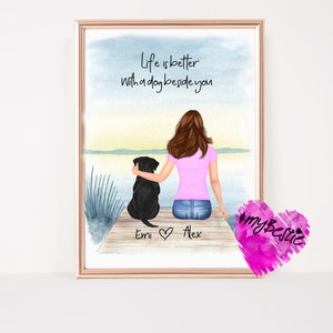 Könnte beinhalten: Eine Aquarellillustration einer Frau und eines schwarzen Hundes, die auf einem Holzsteg sitzen. Die Frau trägt ein rosa Hemd und eine blaue Jeans. Der Hund schaut auf das Wasser. Der Text "Life is better with a dog beside you" steht über dem Bild. Der Text "Emi ♥ Alex" steht unter dem Bild.