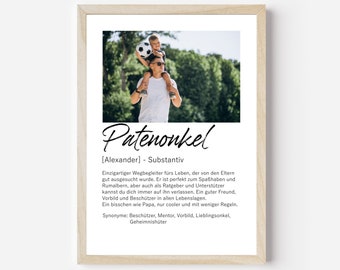 Puede incluir: Un póster imprimible en blanco y negro con la palabra "Patenonkel" en una fuente decorativa. El póster define la palabra como un compañero único para la vida, un buen amigo y un modelo a seguir. El póster también incluye el texto "[Alexander] - Substantiv".
