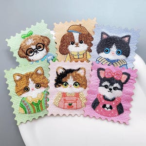 Puede incluir: Parches bordados con adorables animales de dibujos animados, incluyendo perros y gatos. Cada parche muestra un animal diferente con atuendos y accesorios únicos, como gafas, sombreros y lazos. Los parches están sobre fondos de colores pastel.