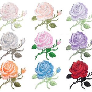 Może przedstawiać: Dziesięć haftowanych naszywek do prasowania z różami w różnych kolorach, w tym różowym, brzoskwiniowym, jasnoniebieskim, lawendowym i czerwonym. Róże są wszystkie w podobnym stylu, z pojedynczym kwiatem i pąkiem na łodydze z liśćmi.