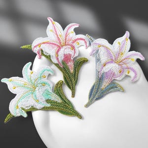 Parches termoadhesivos bordados con forma de flor de lirio para manualidades, apliques florales vintage con borde dorado - 90 x 110 mm