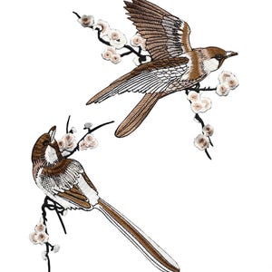 以下が含まれることがあります： 茶色と白の羽を持つ2羽の鳥が、花の咲く枝にとまっている刺繍パッチ。鳥は白い背景に対して、詳細で写実的なスタイルで描かれています。花はソフトピンク色です。