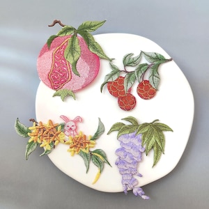 Parche termoadhesivo bordado con motivos florales de granada, glicina y lichi.