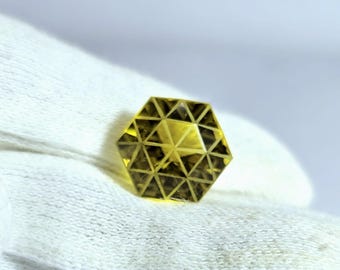 Safira amarela limão hexagonal com lapidação sofisticada, gema solta para confecção de joias.