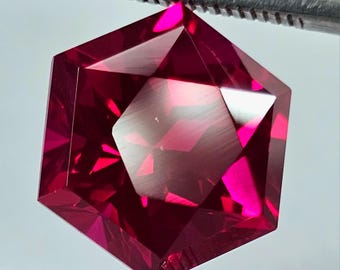 Gema hexagonal de rubi vermelho cultivado em laboratório para fabricação de joias (12x12x8mm)